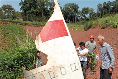 巫山县人武部官兵正在搬运火箭残骸。巫山县人武部政工科 周杰 摄
