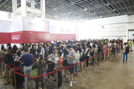 第二届南京国际美术展周日再次迎来人流高峰