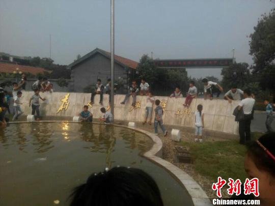 滑縣午托的學生被停課，來到政府附近玩耍。