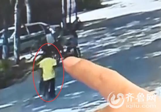 經(jīng)過多天籌備后，犯罪嫌疑人吳某某從自家摩托車中取出汽油，并搭乘出租車來到妻子侯某的住處。(視頻截圖)