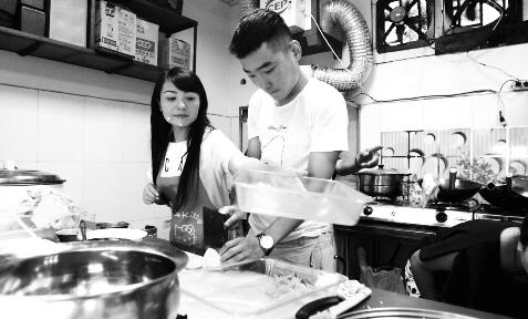 冯莹和海斌在自家小店里忙活