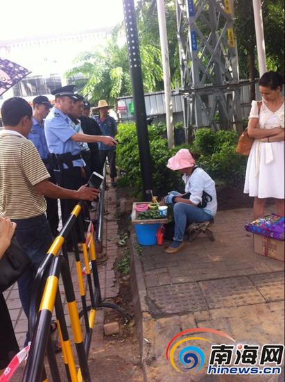 民警在对一名兼职卖槟榔的女拉客仔进行警告。南国都市报记者姚传伟摄