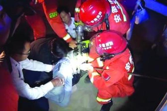 女孩骑车过工地遭钢筋穿腹 已脱离危险