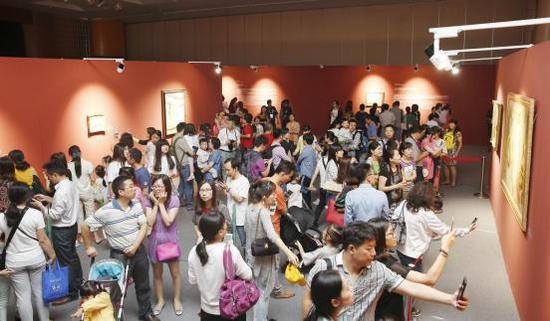 第二届南京国际美术展周日再次迎来人流高峰