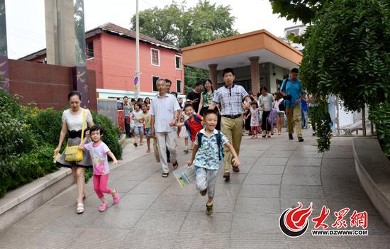 记校名、认老师、找厕所……8月30日下午，山东师大附小校园内就开始热闹起来。该校一年级全体新生在爸爸妈妈的陪同下，进入小学校园，接受新生适应性训练。帮助一年级新生更快融入小学环境。