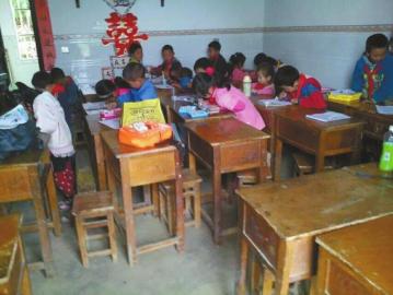 学生挤在租借的农房教室上课。