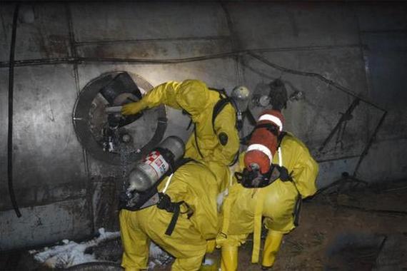 运送危化品槽罐车侧翻泄漏 车上2人死亡