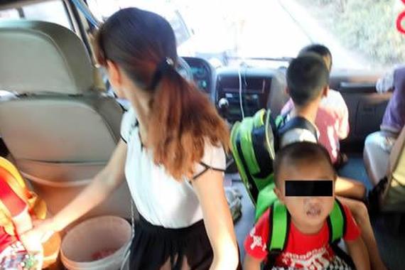 校车超载12人 车内幼儿朝交警打手势喊耶