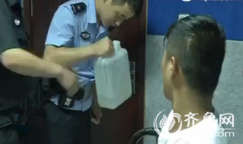 小伙被帶到了派出所,民警查看了水桶液體的成分,發現里面裝的是水