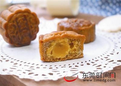 新老月饼暗战微信圈 莲蓉五仁豆沙称霸本土