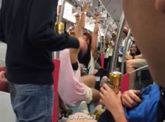 图说：图为网友曝料外籍乘客在上海地铁上演“疯狂秀”。来源：新浪微博