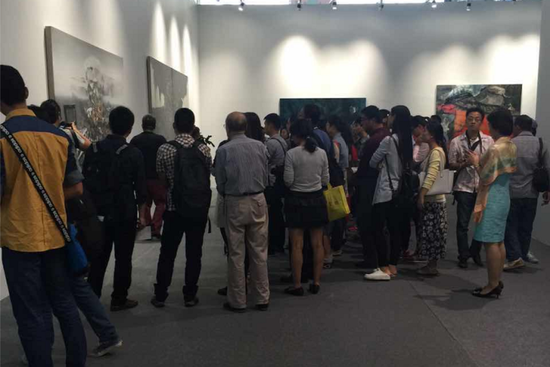 市民排队参观第二届南京国际美术展