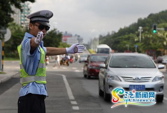 三亚交警在路面执勤。(三亚新闻网记者沙晓峰摄)