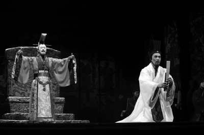 话剧《司马迁》中于震扮演的汉武帝与冯远征扮演的司马迁（右）。