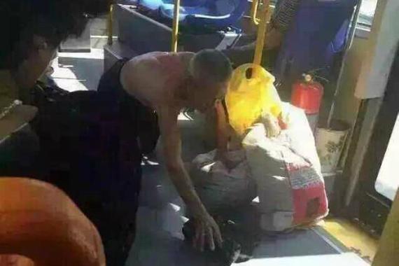 老人因弄脏公交车被司机驱赶跪下脱衣擦地