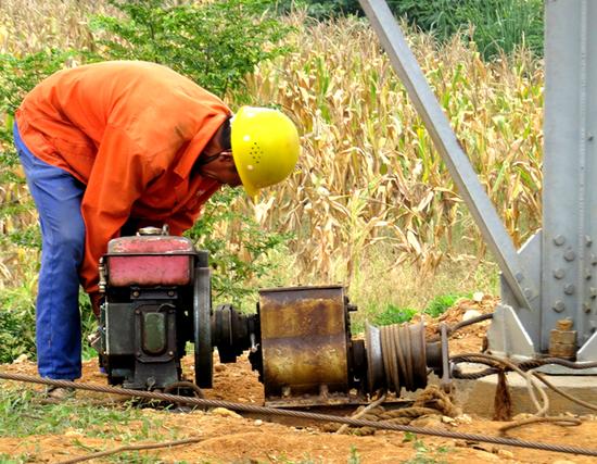 淅川电力公司:朦胧秋雨中 淅水大跨越