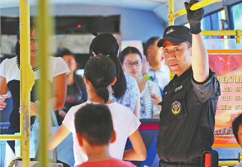 配备多数是转业军人防暴装备很齐全公交特勤在1路公交车上执勤