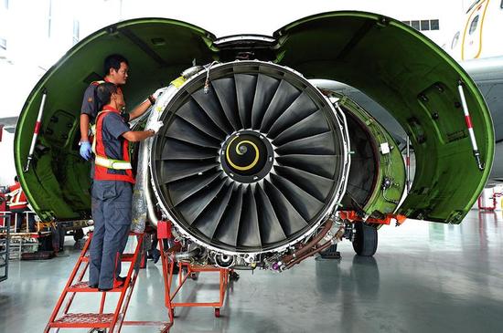 機(jī)務(wù)人員對(duì)飛機(jī)發(fā)動(dòng)機(jī)定檢維修。