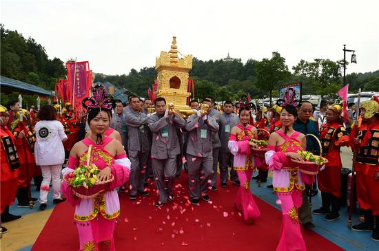 见舍利如见长老，本老舍利的到来让在场众人心生法喜。