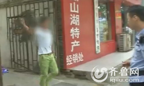 小伙購買的手機出現質量問題,先是在人家店門口擺放花圈,民警勸阻不成,小伙子竟然要自焚
