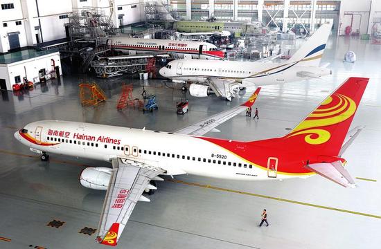 9月20日，在東航西安維修基地新機(jī)庫里，客機(jī)正接受機(jī)務(wù)“醫(yī)生”定檢維修。