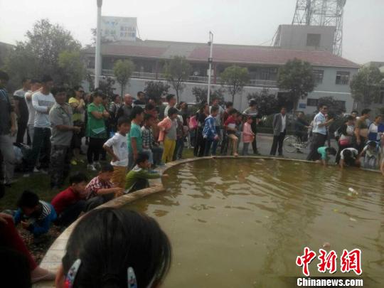 正值上課時間，因午托不少學生被停課，來到水邊玩耍。