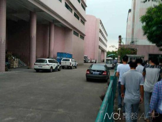 事发现场警方现场抓获行凶者。目击者供图