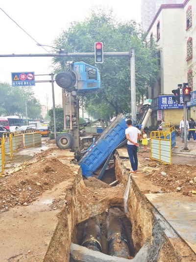拉沙車直立在熱力管道坑內