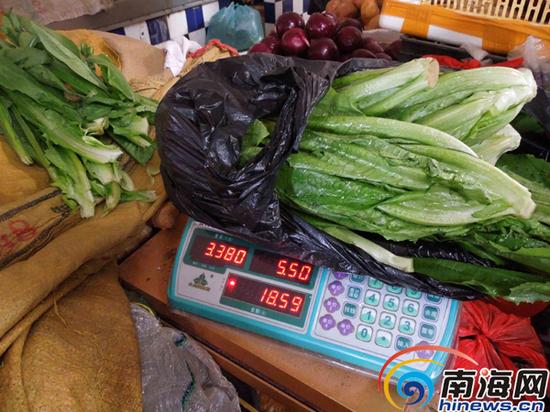 油麦菜再浸水处理后过秤，在文华市场零售价变为18.59元。