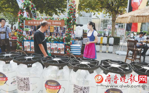 19日至20日,泉城路禁行區(qū)猶如一個商品展示會。