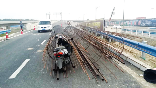 郑州大一新生骑摩托上高架报道 扎进钢筋堆身亡