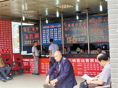 记者近日暗访发现,“李鬼”售票厅仍在经营。