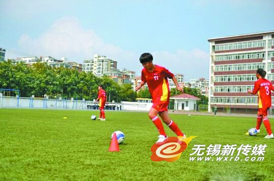 江阴当地中小学普遍开展“足球、啦啦操”进校园活动。 (中新社发)