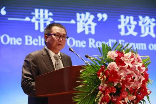 ▲ 北京第二外国语学院校长助理、中国“一带一路”战略研究院执行副院长邹统钎教授主持“一带一路”投资与安全专题演讲