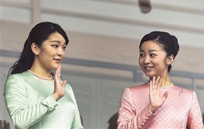 年初日本真子公主（左）和佳子公主在皇宫接受民众的新年朝贺