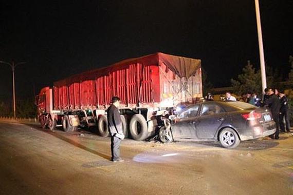 男子酒驾追尾身亡 三分之一车扎进半挂车