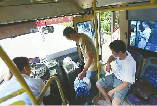 近日，市民乘坐慢生活体验区的免费公交车出行。
