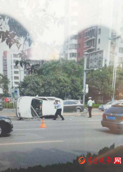 民警在現(xiàn)場處理事故車輛。