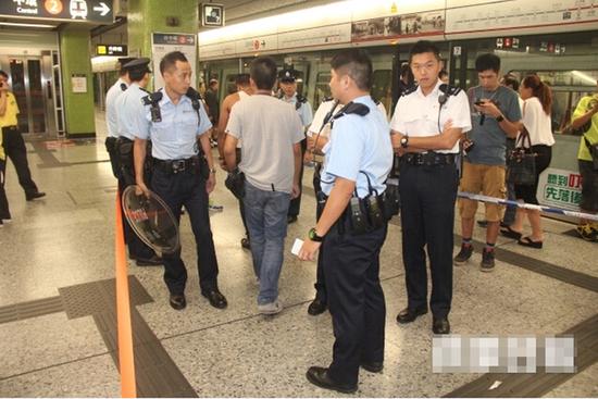 香港地铁9男子追砍3人 血肉横飞