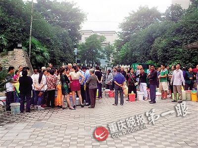 昨日14时,九龙坡区欣茂苑小区大门,排了五六十米的居民们在焦急地等待环卫车送水来。