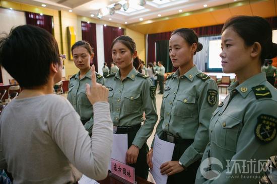 三军仪仗队退伍女兵招聘会：身材高挑很“抢手”