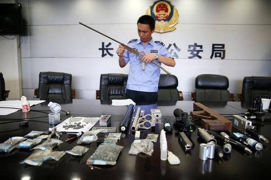 警方查获的多支仿真枪及大量枪支零部件、弹药。 长沙晚报通讯员 盛磊 摄