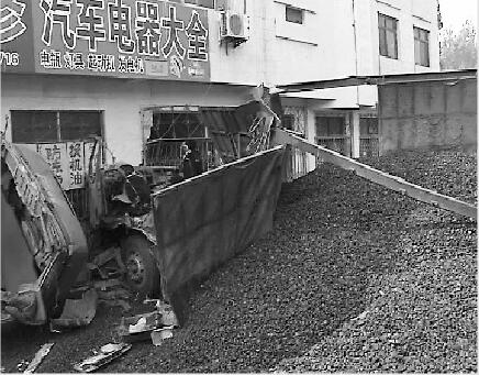寧先生家一樓南墻被撞塌，大貨車嚴重變形，整車煤散落一地。
