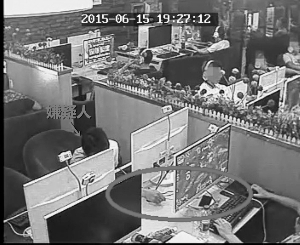 犯罪嫌疑人用“铁丝钓鱼”手法(见圆圈处),在网吧内盗窃手机。
通讯员供图