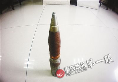 居民遛狗时发现的炮弹