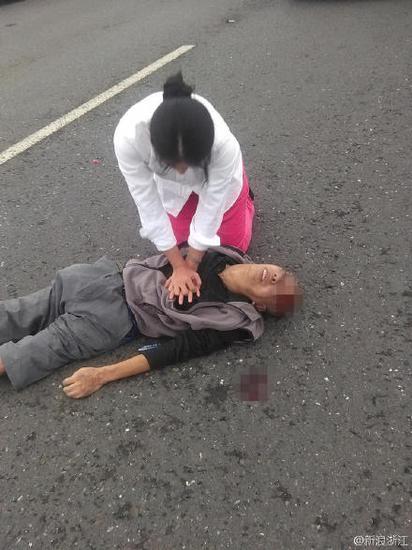 浙江老人遇车祸 路过女司机主动施救后悄然离开