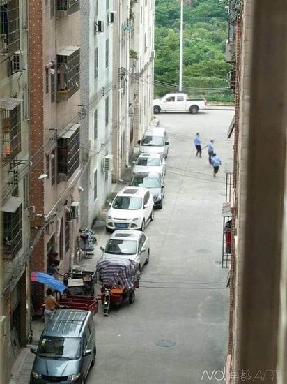 男子持刀砍人被民警开枪制服 流弹射伤村民