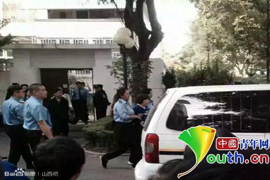 警方带走长治医学院附属医院原院长魏武。