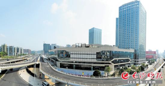 昨日，湘江新区综合交通枢纽项目建设现场，路面标示线绘制、绿化配套等工作基本完成，10月1日将开始试营运。 长沙晚报记者 邹麟 摄
