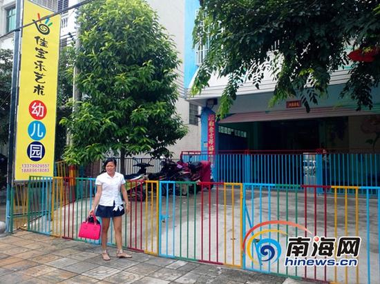 学生家长在接送孩子 (南海网记者刘培远摄)